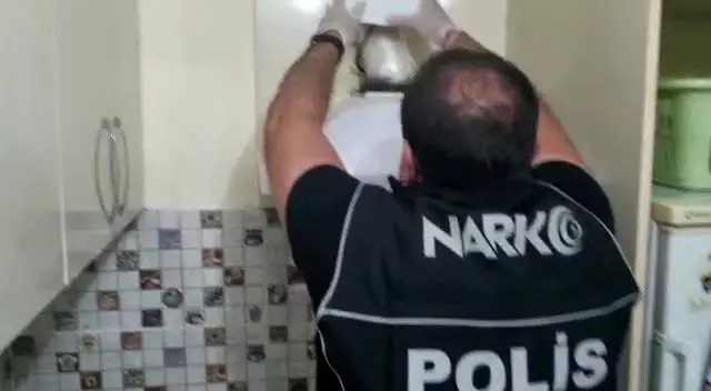 Davlumbaza ve derin dondurucuya saklanan uyuşturucu narkotik köpeğinden kaçamadı
