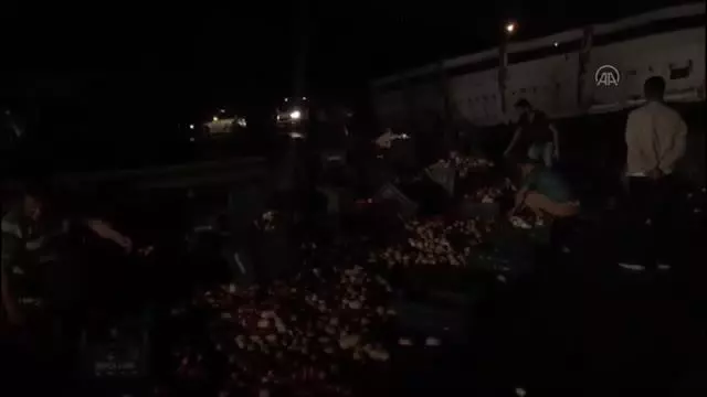 Devrilen meyve ve sebze yüklü tırın sürücüsü yaralandı