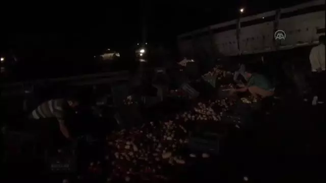 Devrilen meyve ve sebze yüklü tırın sürücüsü yaralandı