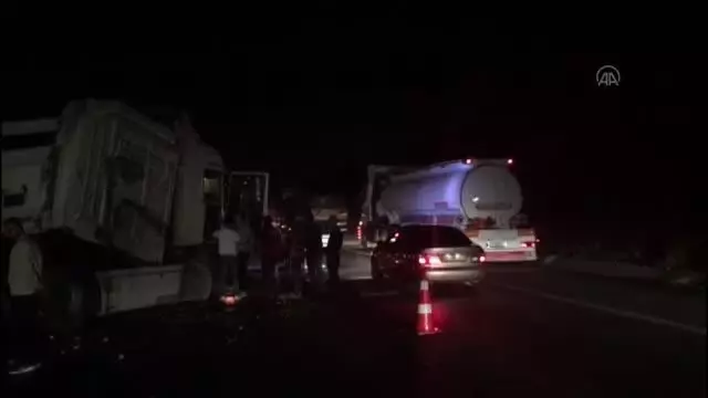 Devrilen meyve ve sebze yüklü tırın sürücüsü yaralandı