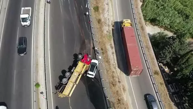 Devrilerek sürüklenen kamyon, motosiklet ve otomobile çarptı: 2 yaralı