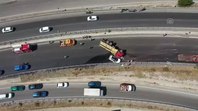 Devrilerek sürüklenen kamyon, motosiklet ve otomobile çarptı: 2 yaralı