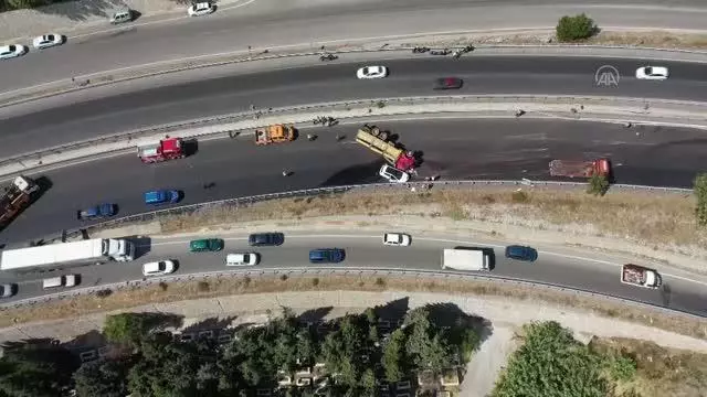 Devrilerek sürüklenen kamyon, motosiklet ve otomobile çarptı: 2 yaralı