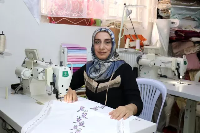 Dikiş nakış yaparak evine ve 3 çocuğuna bakıyor