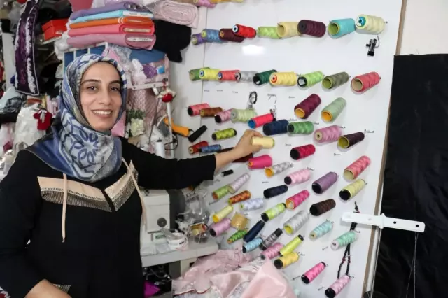 Dikiş nakış yaparak evine ve 3 çocuğuna bakıyor