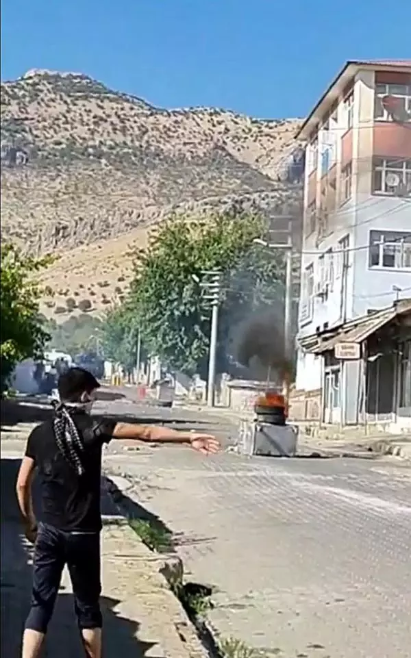 LASTİK YAKIP, POLİSE TAŞ ATTILAR