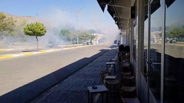 DİYARBAKIR'DA ELEKTRİK EKİBİNİN ÇALIŞMASINI ENGELLEYEN GRUBA POLİS MÜDAHALESİ