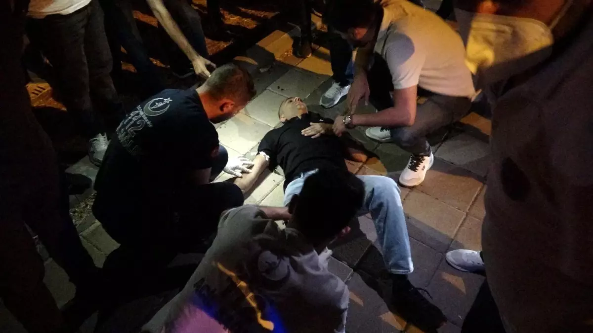 Yol kenarında oturan iki genç silahlı saldırıya uğradı