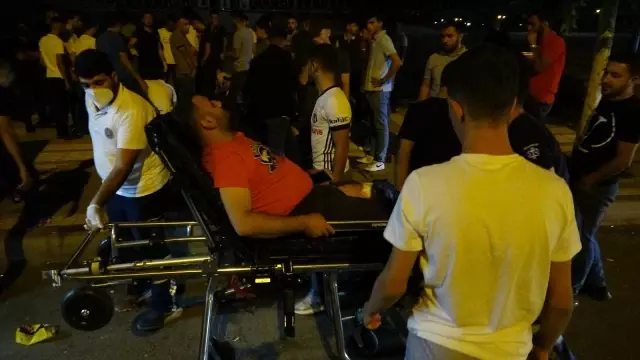 Yol kenarında oturan iki genç silahlı saldırıya uğradı