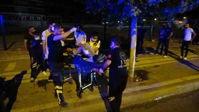 Yol kenarında oturan iki genç silahlı saldırıya uğradı