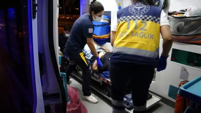 Yol kenarında oturan iki genç silahlı saldırıya uğradı