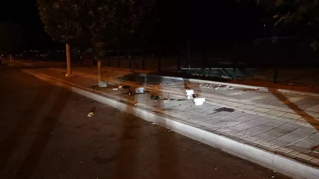 Yol kenarında oturan iki genç silahlı saldırıya uğradı