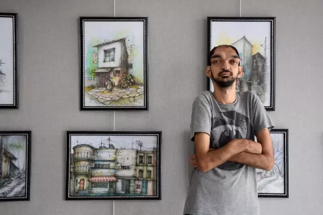 Doğuştan işitme ve yüzde 50 görme engeline rağmen resim yaparak hayata tutundu