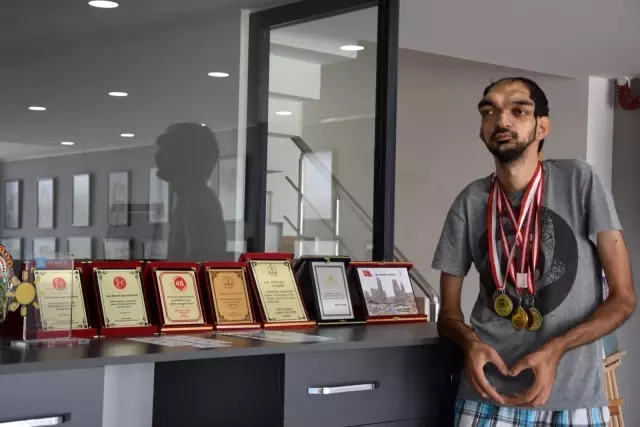 Doğuştan işitme ve yüzde 50 görme engeline rağmen resim yaparak hayata tutundu