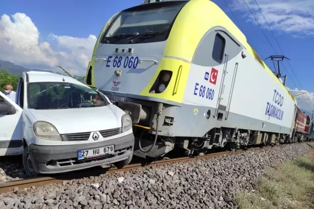 Hatay'da yük treni hafif ticari araca çarptı: 2 yaralı