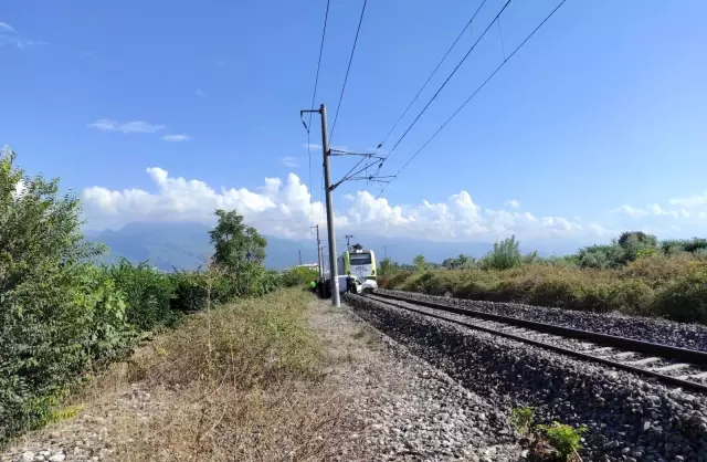 Hatay'da yük treni hafif ticari araca çarptı: 2 yaralı