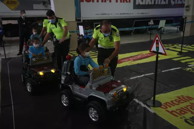 Minik öğrencilere trafik kuralları Mobil Trafik Eğitim Tırı nda anlatıldı
