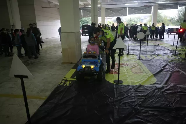 Minik öğrencilere trafik kuralları Mobil Trafik Eğitim Tırı nda anlatıldı