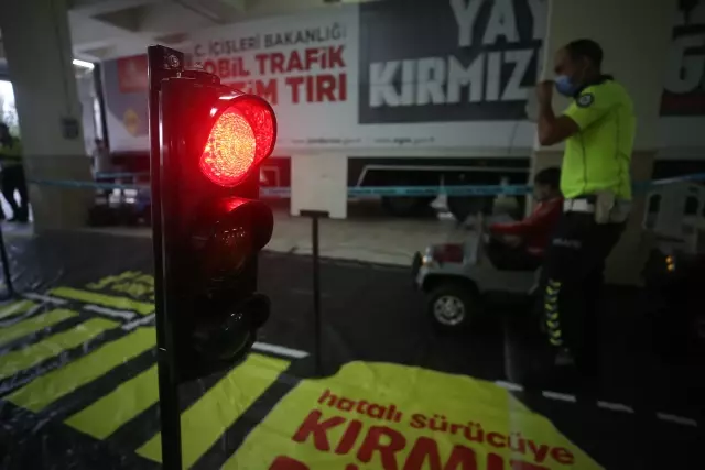 Minik öğrencilere trafik kuralları Mobil Trafik Eğitim Tırı nda anlatıldı