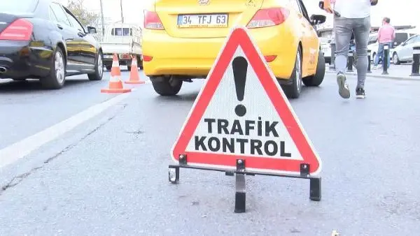 Son dakika gündem: EMİNÖNÜ'NDE SİVİL POLİSLER YOLCU GİBİ TAKSİLERE BİNDİ; KURALLARA UYMAYANLARA CEZA KESİLDİ