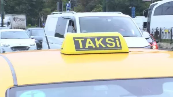 Son dakika gündem: EMİNÖNÜ'NDE SİVİL POLİSLER YOLCU GİBİ TAKSİLERE BİNDİ; KURALLARA UYMAYANLARA CEZA KESİLDİ