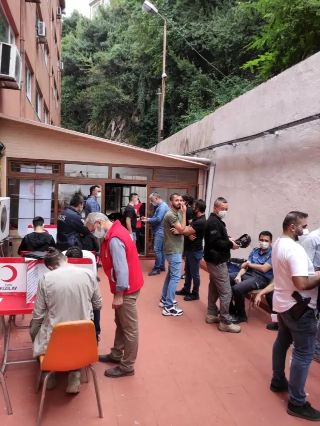 Emniyet mensuplarını kan verdi
