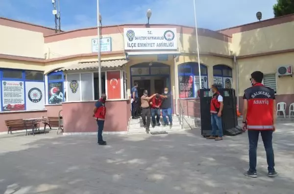 ENGELLİ ROLÜ YAPARAK KUYUMCUYU SOYDULAR