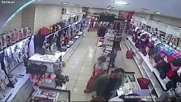 ESENLER'DE HIRSIZ ÇALDIĞI ÜRÜNÜ ETEĞİNİN İÇİNE SAKLADI