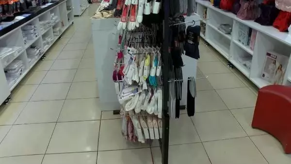 ESENLER'DE HIRSIZ ÇALDIĞI ÜRÜNÜ ETEĞİNİN İÇİNE SAKLADI
