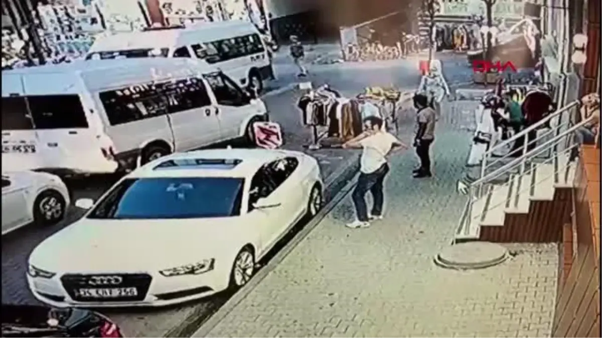 ESENYURT'TA, MOTOSİKLETLE TAKİP ETTİKLERİ EMLAKÇIYI SİLAHLA VURDULAR