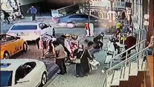 Son dakika haber: Esenyurt'ta, motosikletle takip ettikleri emlakçıyı silahla vurdular