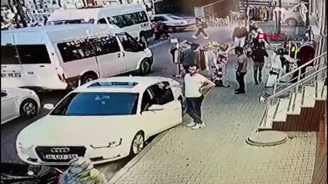 ESENYURT'TA, MOTOSİKLETLE TAKİP ETTİKLERİ EMLAKÇIYI SİLAHLA VURDULAR