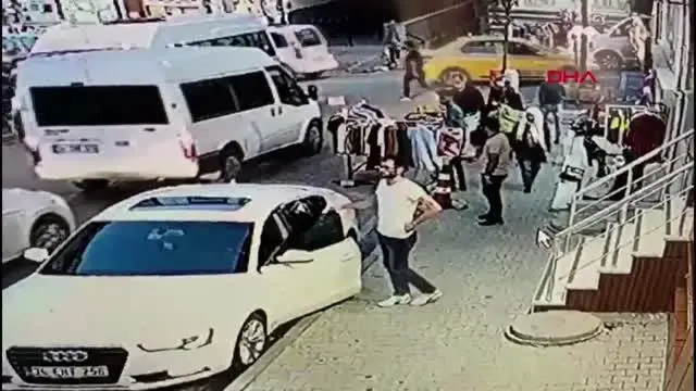 ESENYURT'TA, MOTOSİKLETLE TAKİP ETTİKLERİ EMLAKÇIYI SİLAHLA VURDULAR