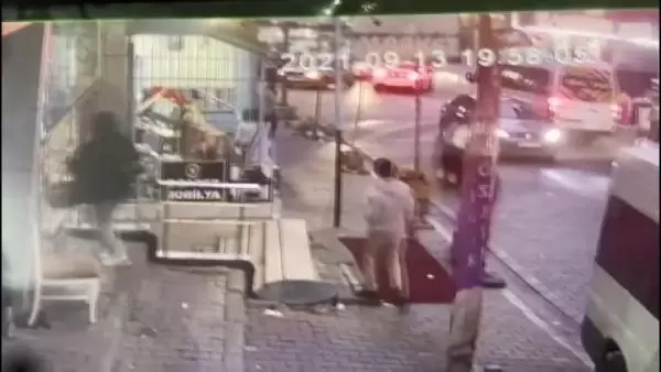 Son dakika haber: Esenyurt'ta, motosikletle takip ettikleri emlakçıyı silahla vurdular