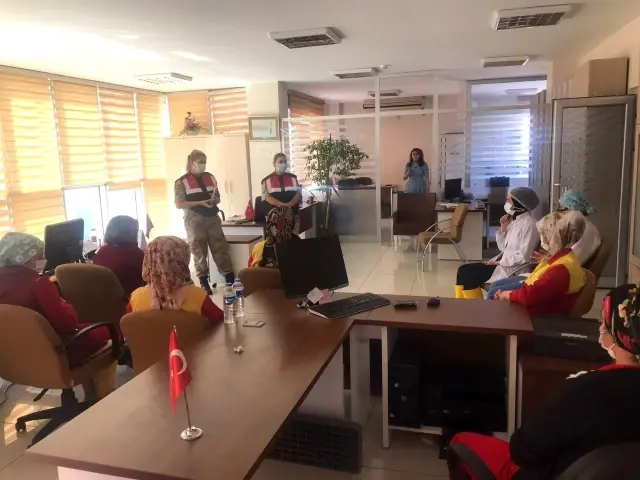 Fabrikada çalışan kadınlara KADES tanıtıldı