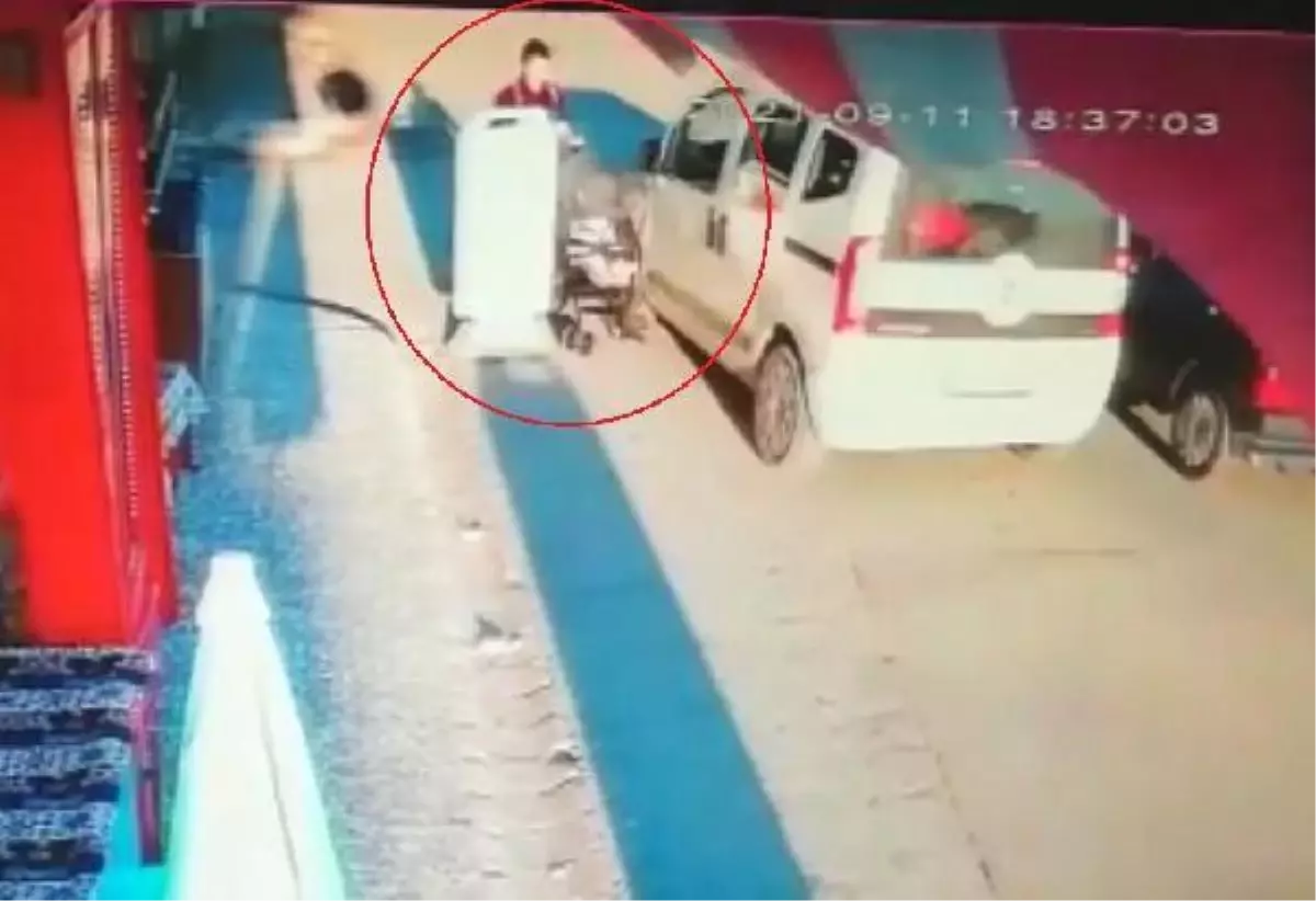 HAFİF TİCARİ ARACIN BEBEK ARABASINA ÇARPMA ANI KAMERADA