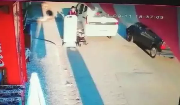 HAFİF TİCARİ ARACIN BEBEK ARABASINA ÇARPMA ANI KAMERADA