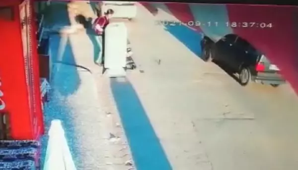 HAFİF TİCARİ ARACIN BEBEK ARABASINA ÇARPMA ANI KAMERADA