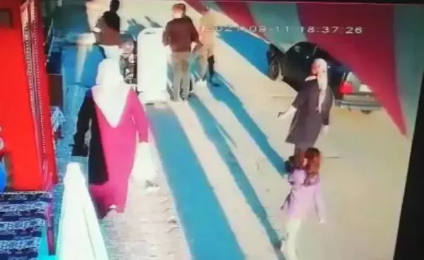 HAFİF TİCARİ ARACIN BEBEK ARABASINA ÇARPMA ANI KAMERADA