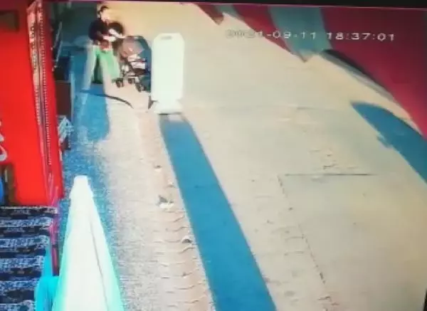 HAFİF TİCARİ ARACIN BEBEK ARABASINA ÇARPMA ANI KAMERADA