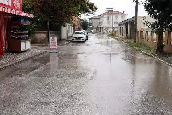 HAFİF TİCARİ ARACIN BEBEK ARABASINA ÇARPMA ANI KAMERADA