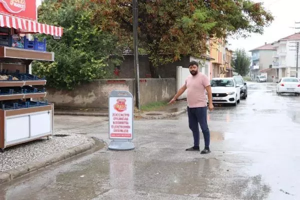 HAFİF TİCARİ ARACIN BEBEK ARABASINA ÇARPMA ANI KAMERADA