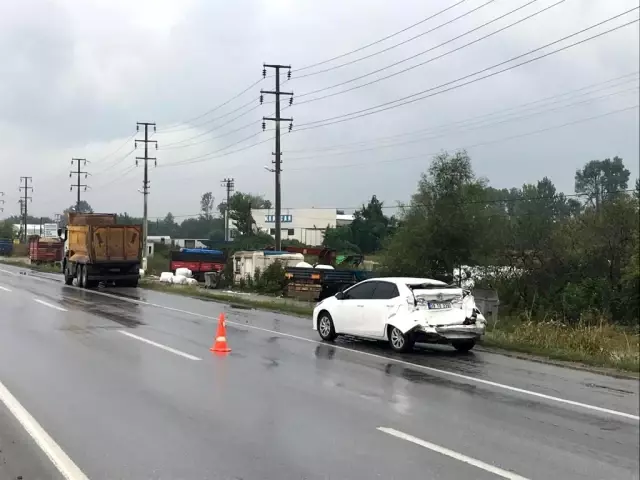 Hafriyat kamyonunun çarptığı otomobil kağıt gibi ezildi