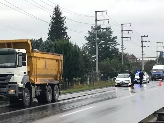 Hafriyat kamyonunun çarptığı otomobil kağıt gibi ezildi