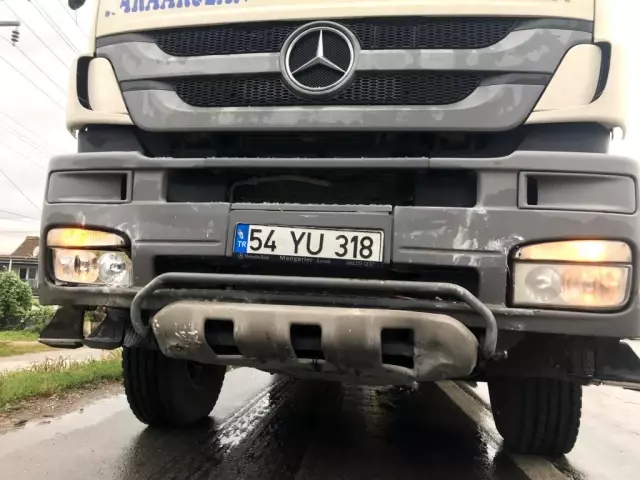 Hafriyat kamyonunun çarptığı otomobil kağıt gibi ezildi