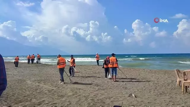Hatay sahilinde petrol atıkları elekle temizleniyor