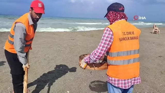 Hatay sahilinde petrol atıkları elekle temizleniyor