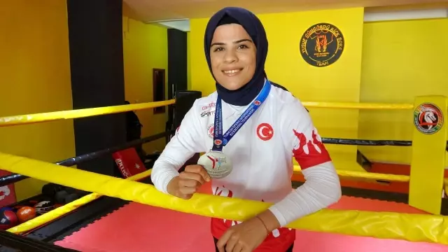 Hayali olan milli takım formasına kavuşan Hilal madalya peşinde