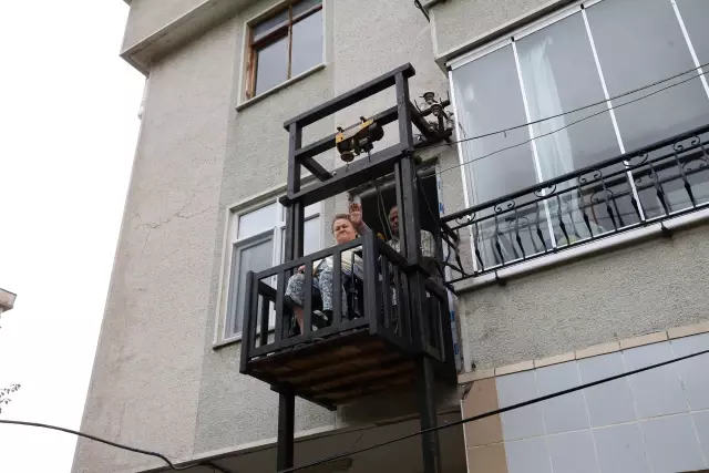 Hayatını adadığı eşi için ahşaptan asansör yaptı