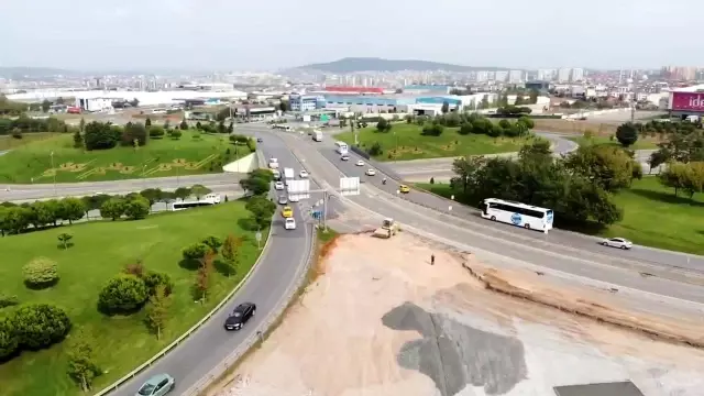 İBB, Sancaktepe'de okul yolunu hafriyat dökerek kapattı